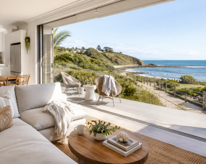 Relaxed seaside stay with private balcony