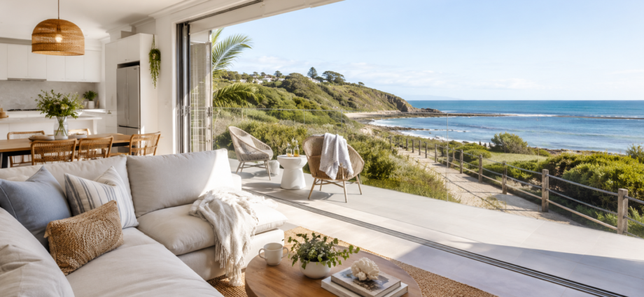 Relaxed seaside stay with private balcony
